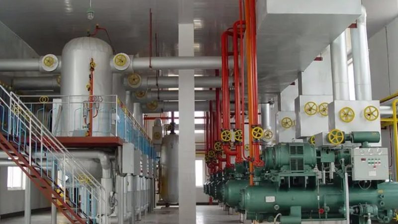 餐饮老板验收热泵热水器，节能与噪音双重考量